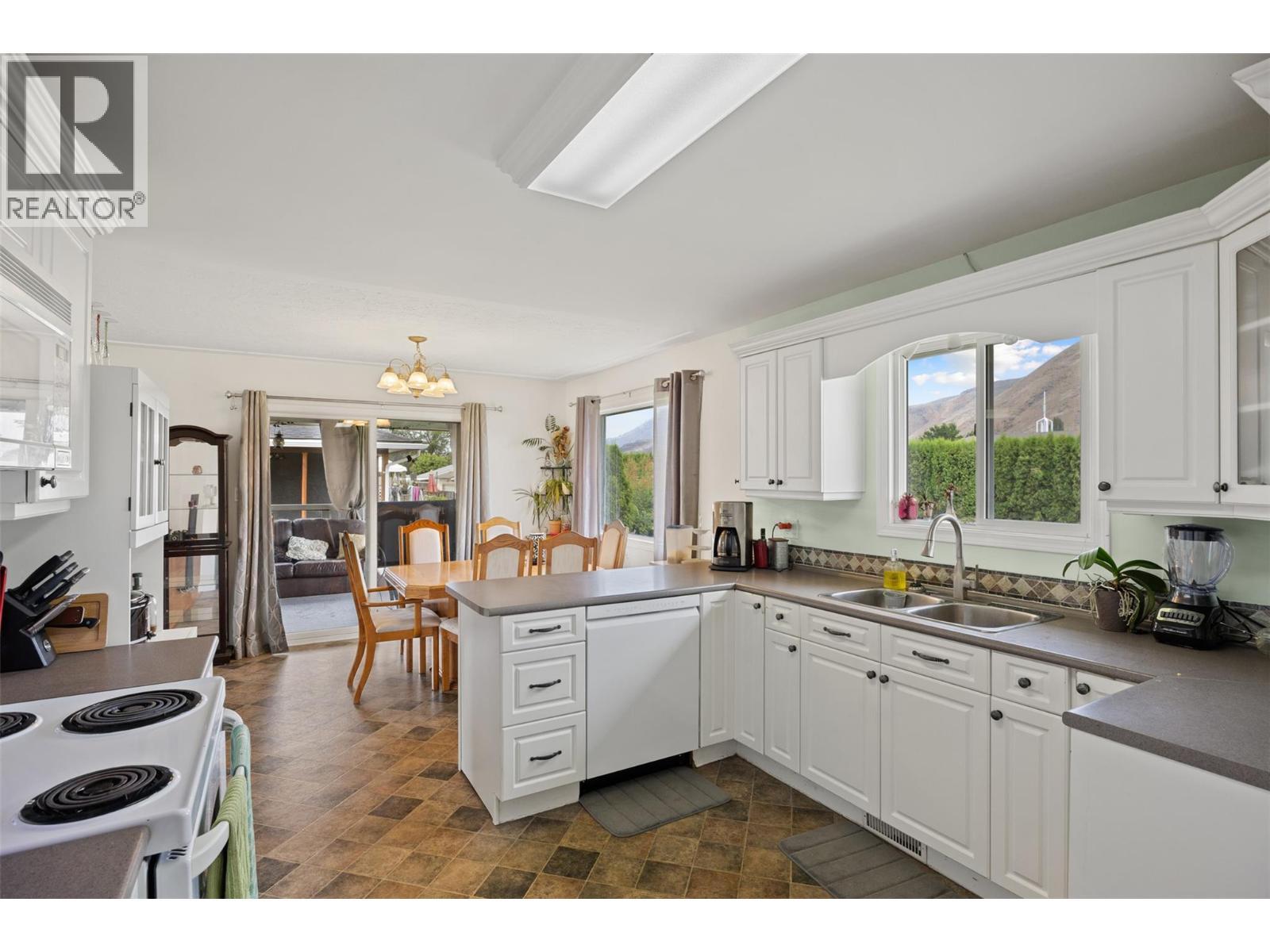 2150 Ponderosa Avenue, Kamloops, BC - Indoor Photo Showing Kitchen With Double Sink