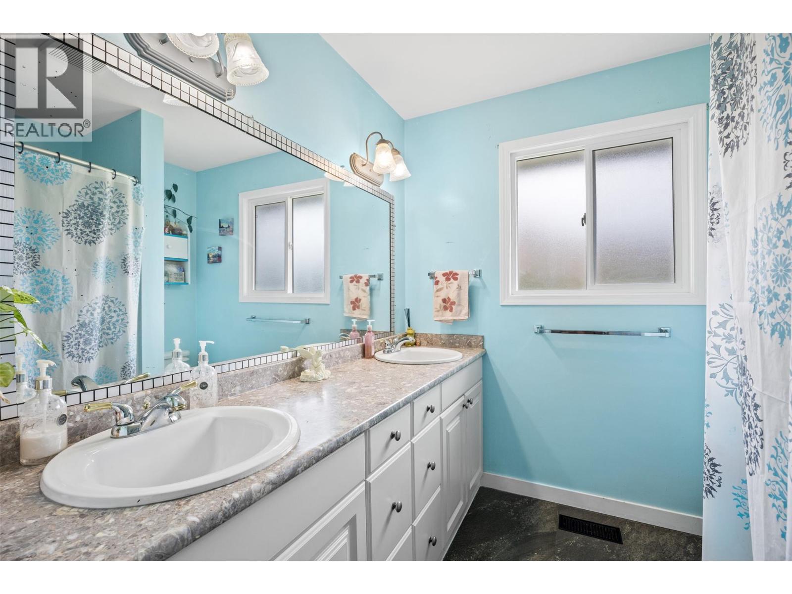 2150 Ponderosa Avenue, Kamloops, BC - Indoor Photo Showing Bathroom