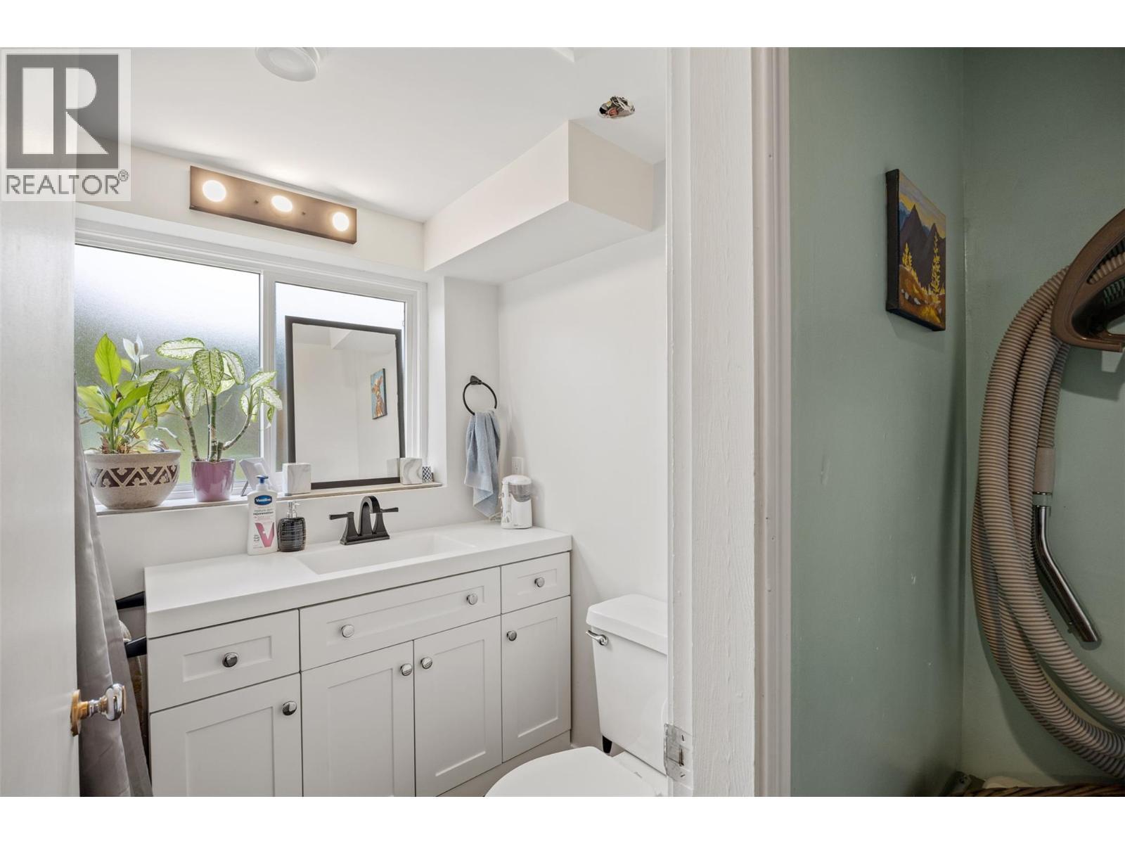 2150 Ponderosa Avenue, Kamloops, BC - Indoor Photo Showing Bathroom