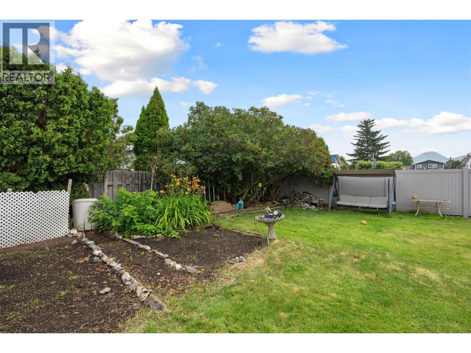 2150 Ponderosa Avenue, Kamloops, BC - Outdoor With Backyard