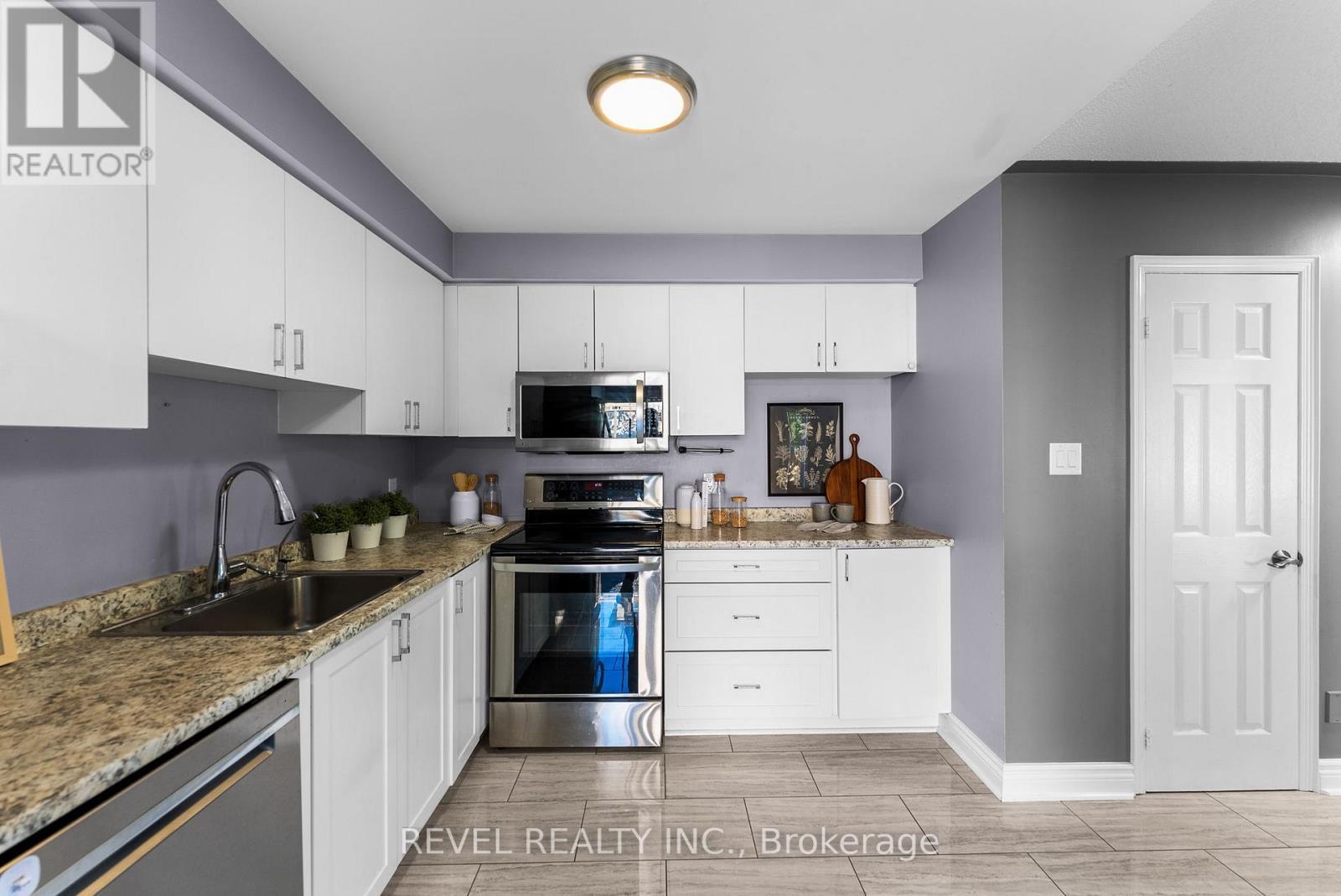 17 Hirons Drive, Ajax, ON - Indoor Photo Showing Kitchen