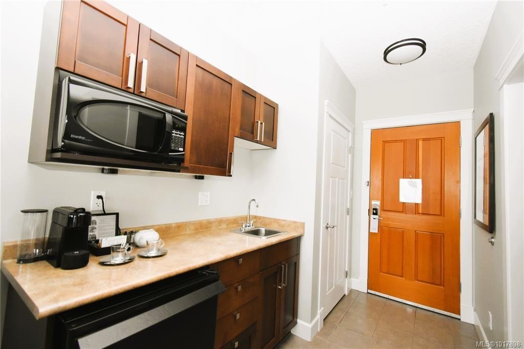 315B-1730 Riverside Lane, Courtenay, BC - Indoor Photo Showing Kitchen