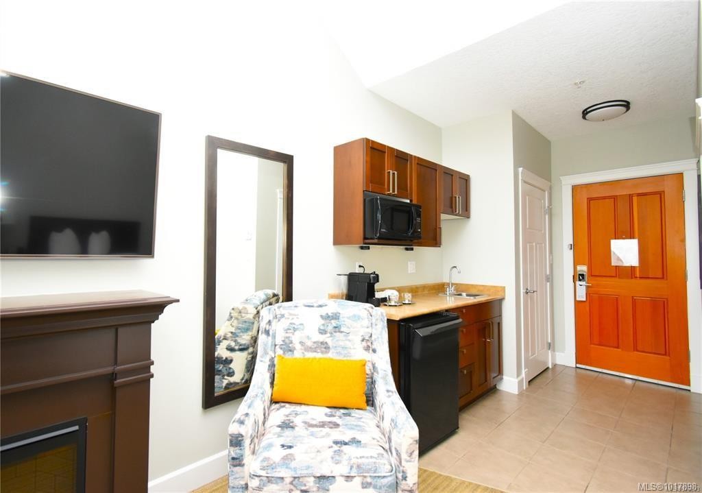 315B-1730 Riverside Lane, Courtenay, BC - Indoor Photo Showing Kitchen