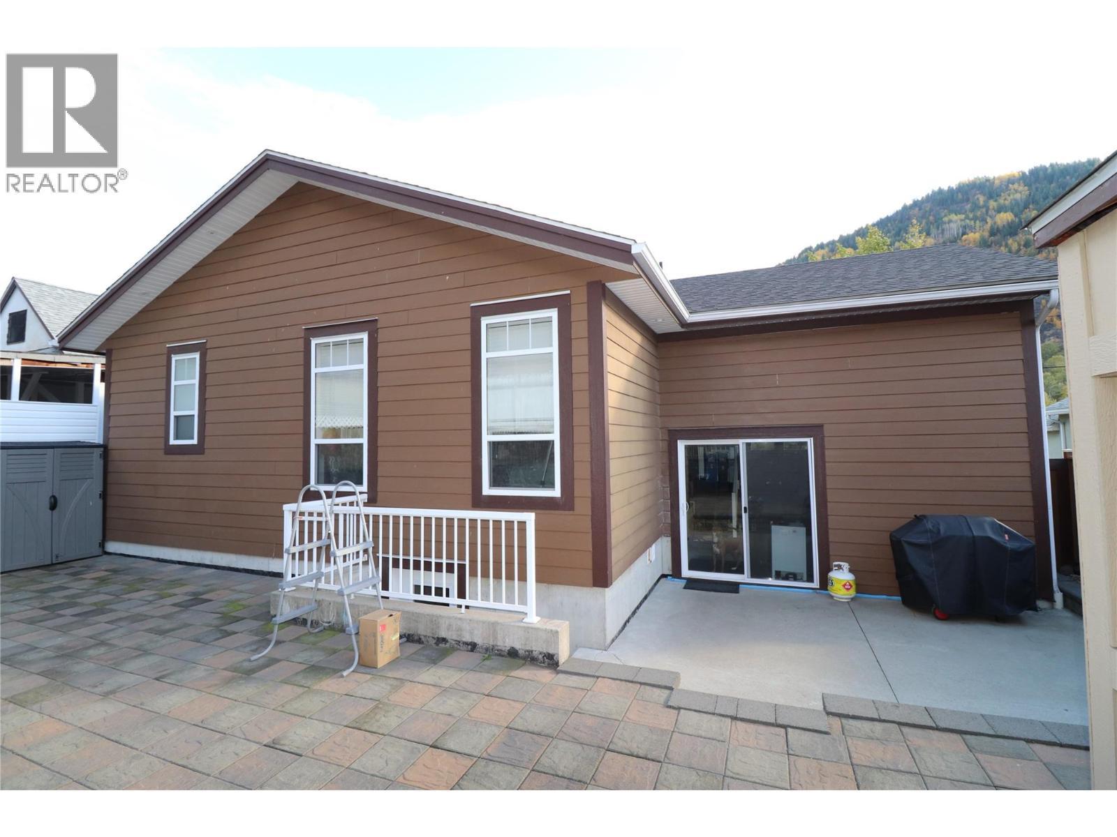 back yard - 2311 Columbia Avenue, Trail, BC