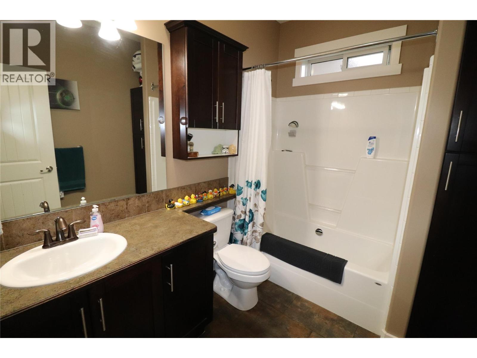 main bath - 2311 Columbia Avenue, Trail, BC