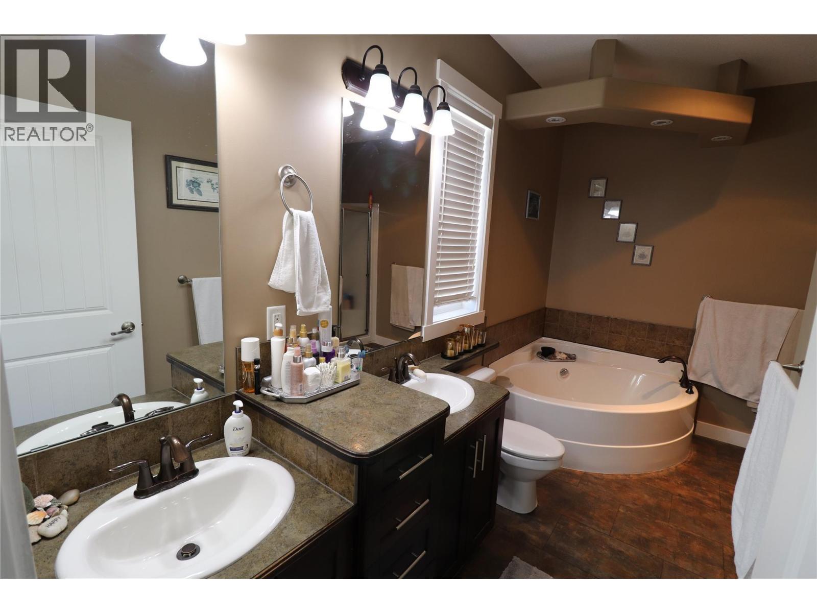 ensuite bathroom - 2311 Columbia Avenue, Trail, BC