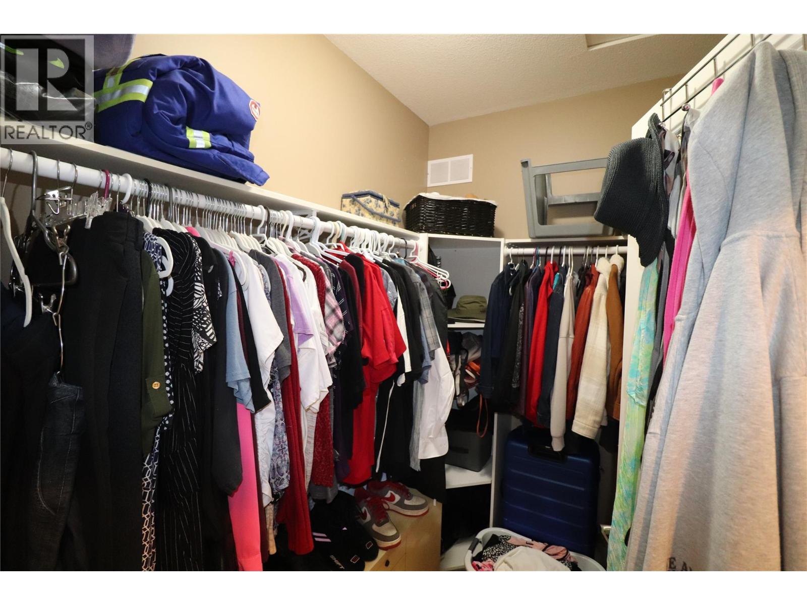 walk-in closet - 2311 Columbia Avenue, Trail, BC