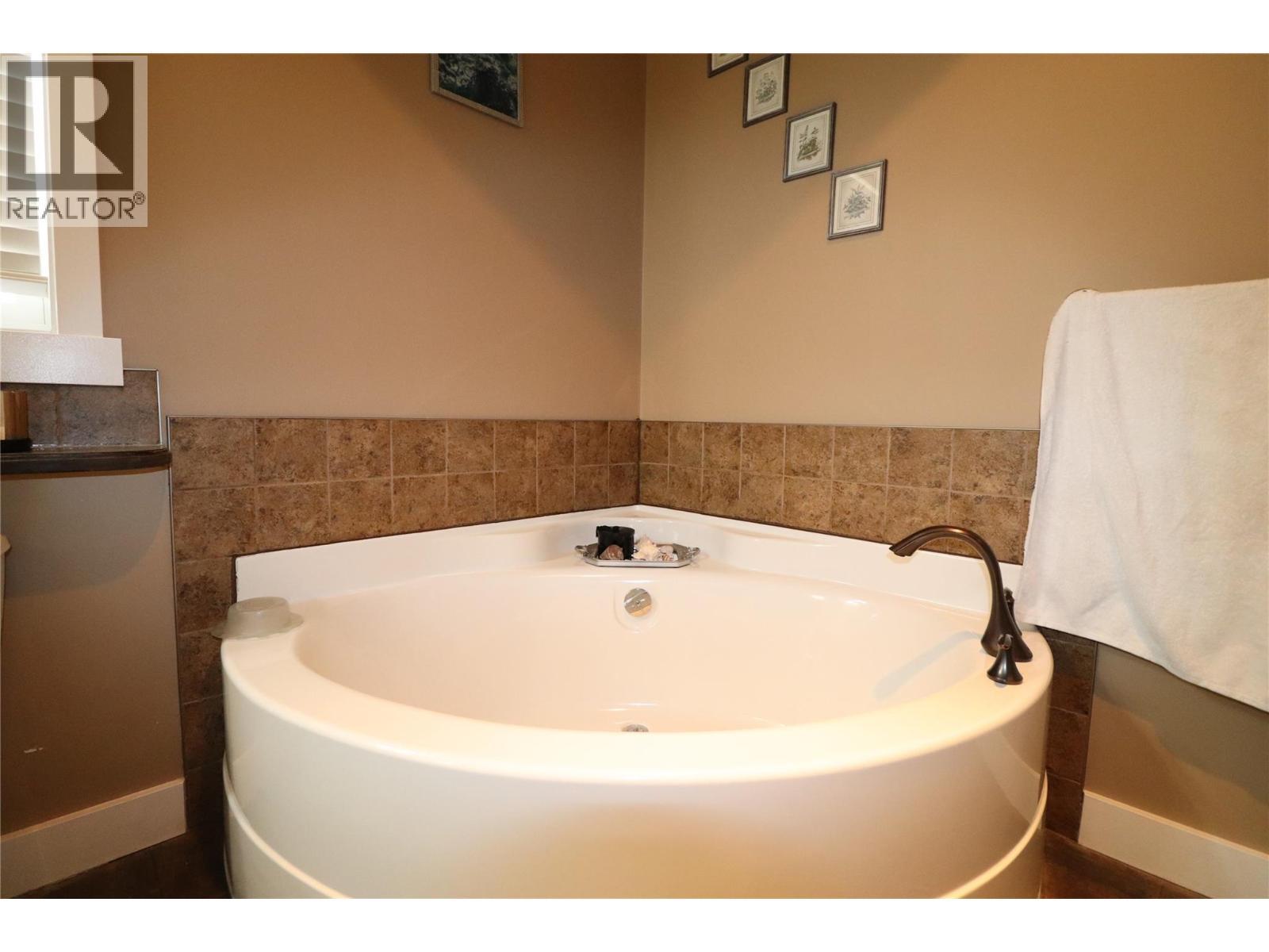 ensuite bathroom - 2311 Columbia Avenue, Trail, BC