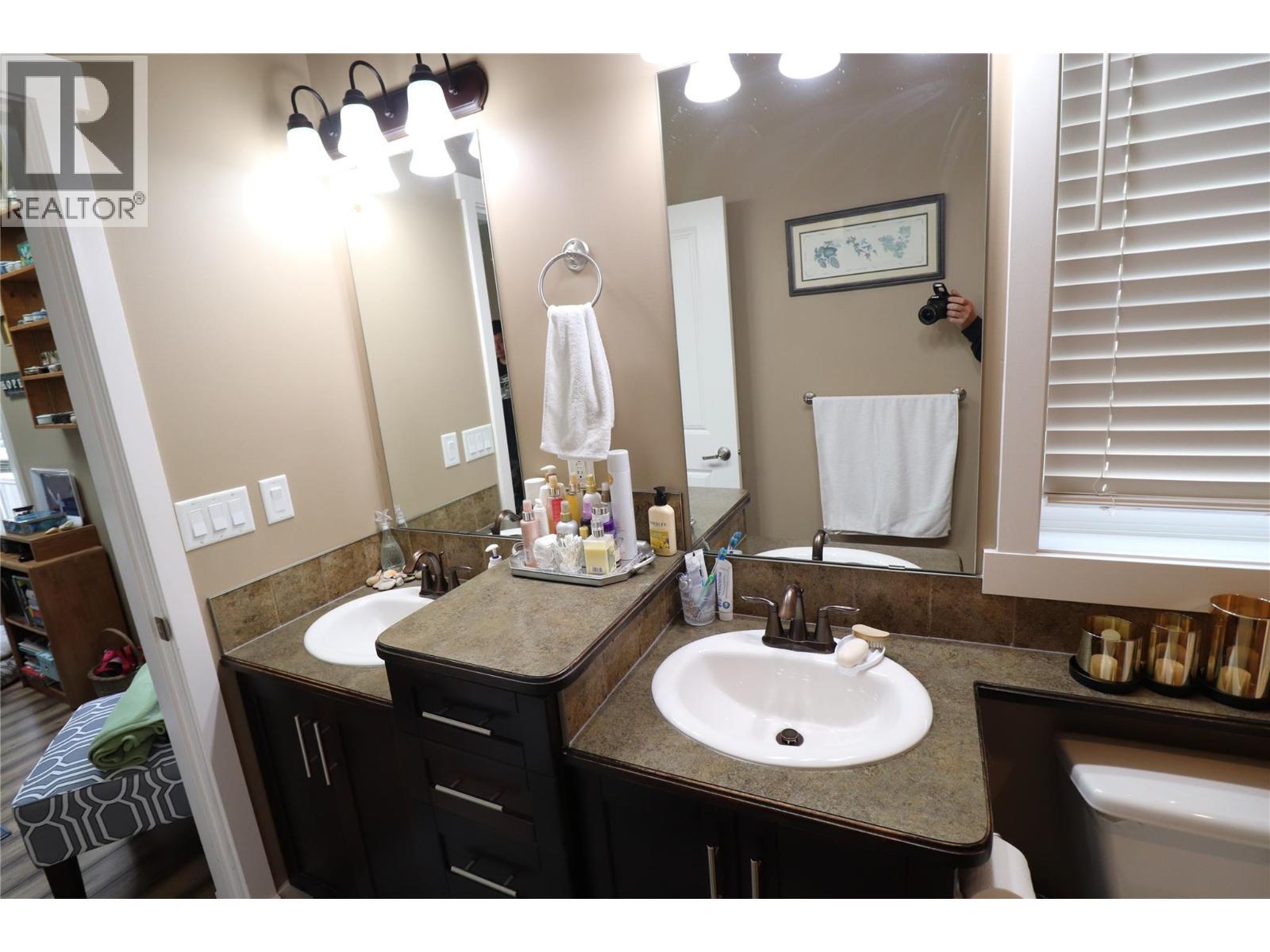 ensuite bathroom - 2311 Columbia Avenue, Trail, BC