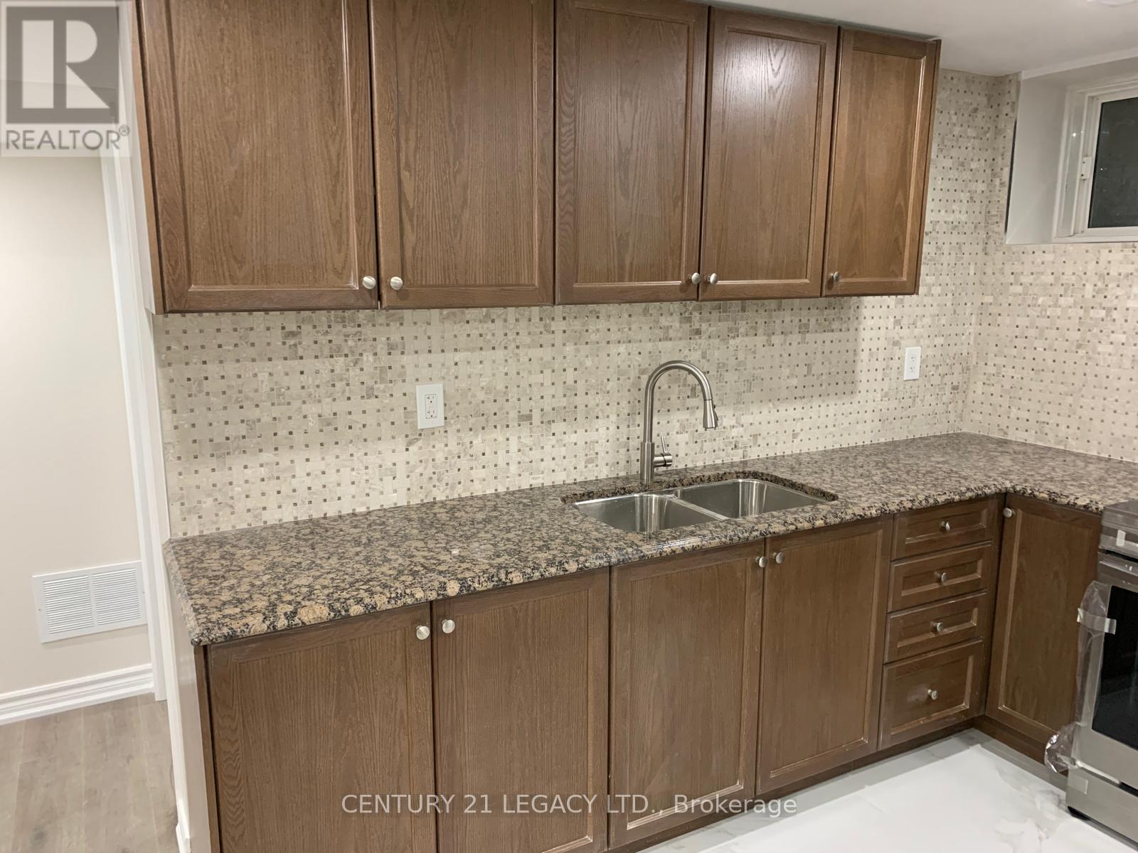 32 Helderman Street, Caledon, ON - Indoor Photo Showing Kitchen With Double Sink