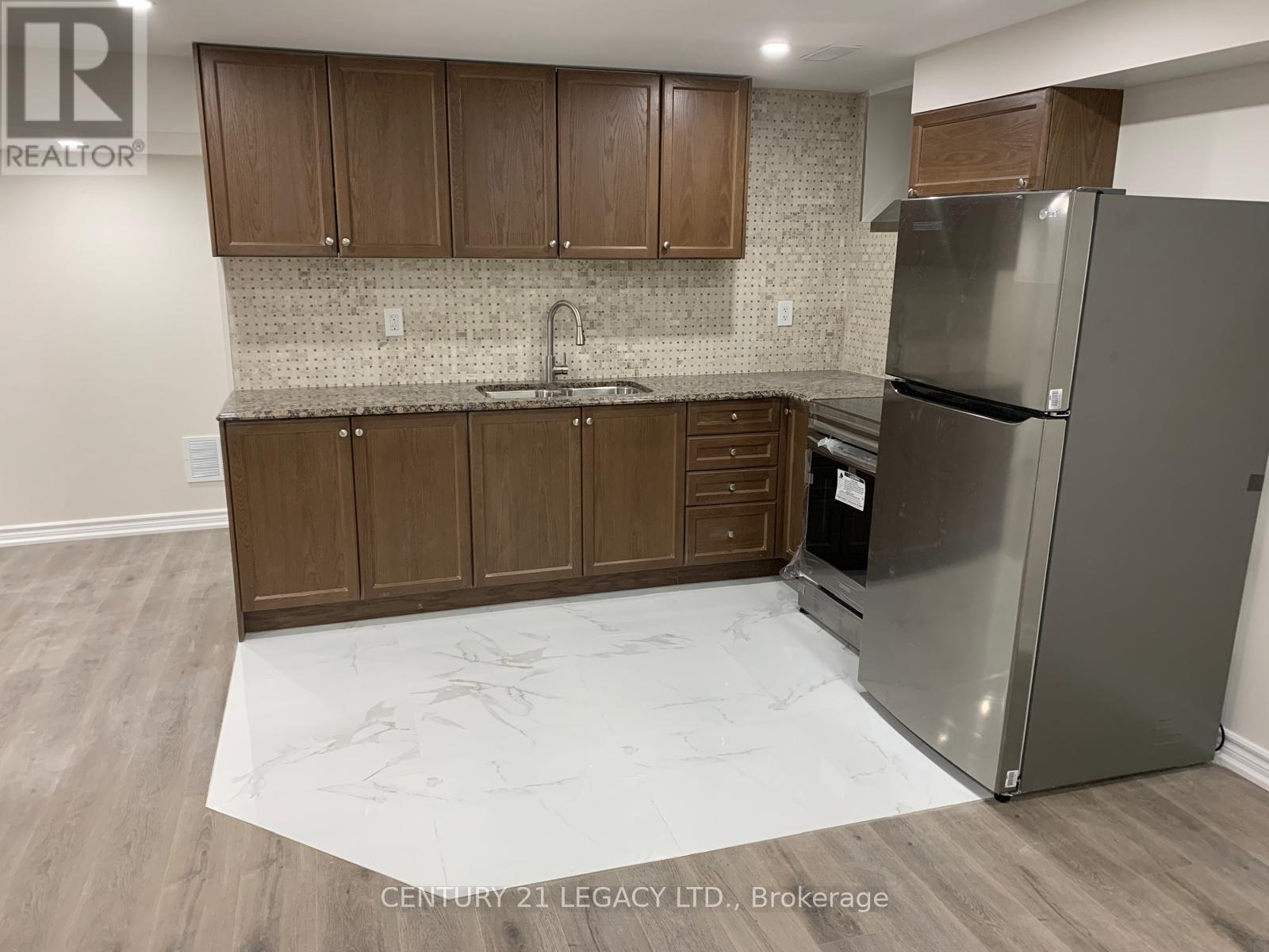 32 Helderman Street, Caledon, ON - Indoor Photo Showing Kitchen