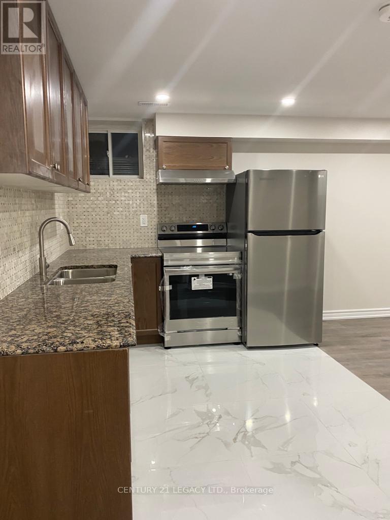 32 Helderman Street, Caledon, ON - Indoor Photo Showing Kitchen With Stainless Steel Kitchen With Double Sink With Upgraded Kitchen