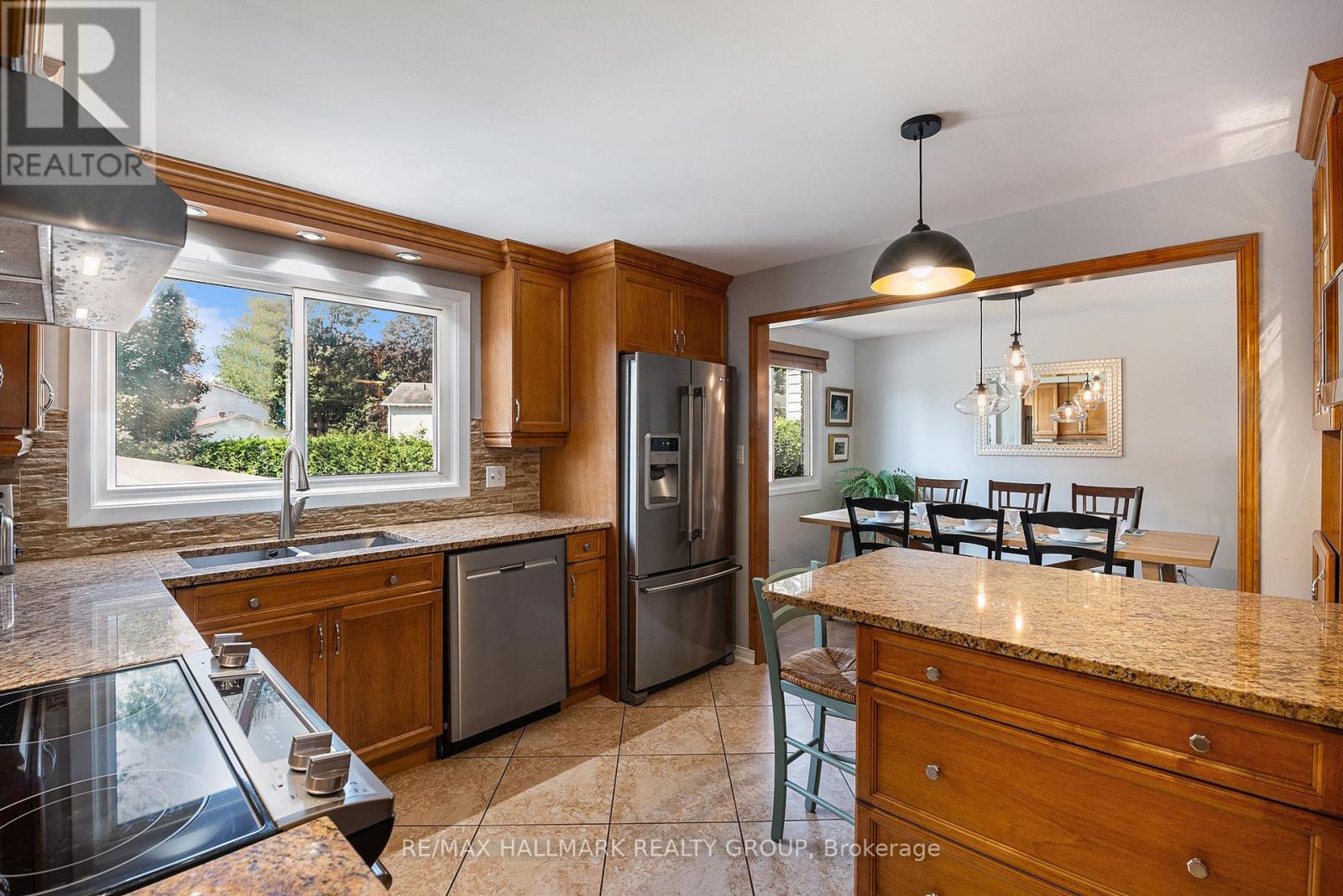 560 Buchanan Crescent, Ottawa, ON - Indoor Photo Showing Kitchen With Double Sink