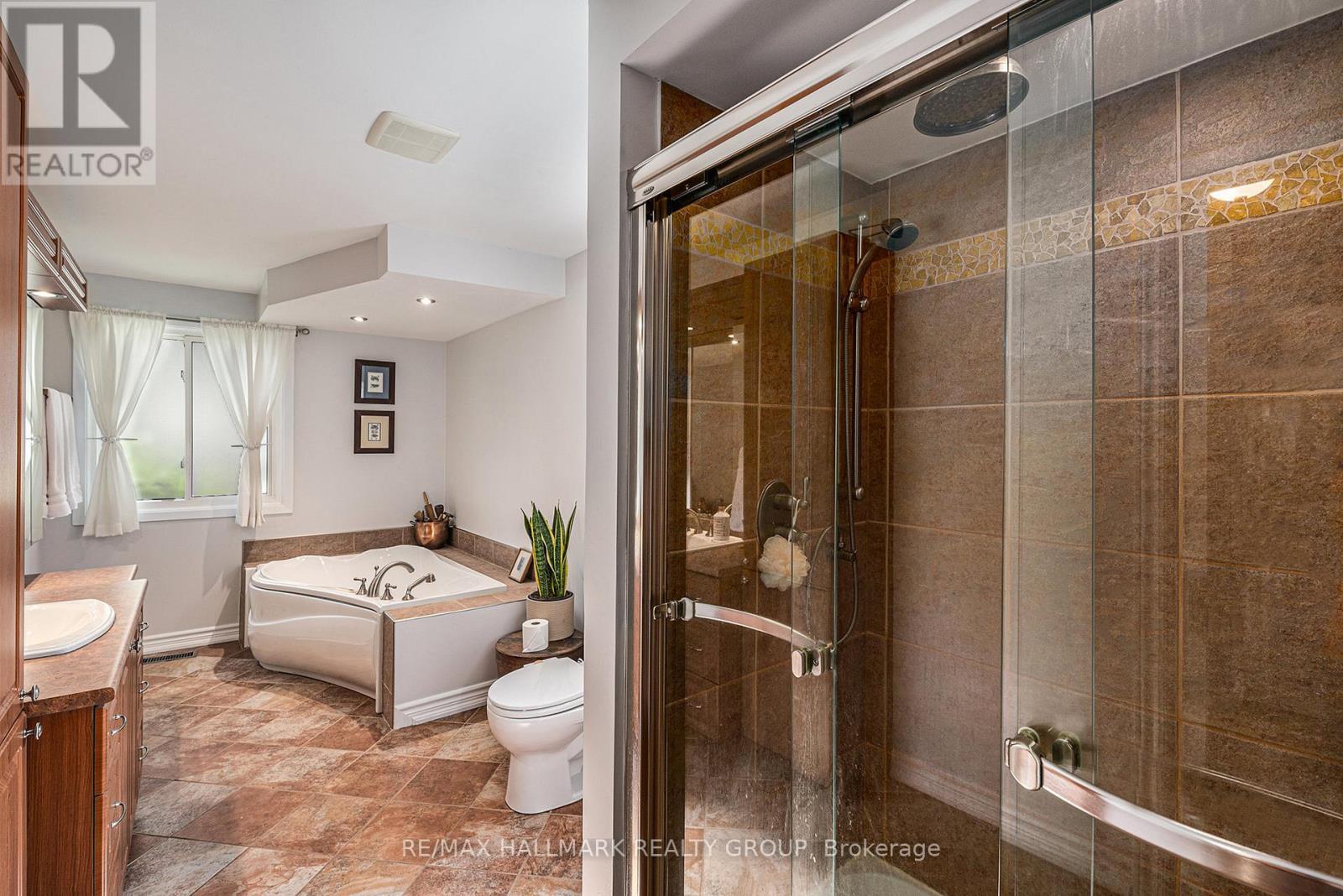 560 Buchanan Crescent, Ottawa, ON - Indoor Photo Showing Bathroom