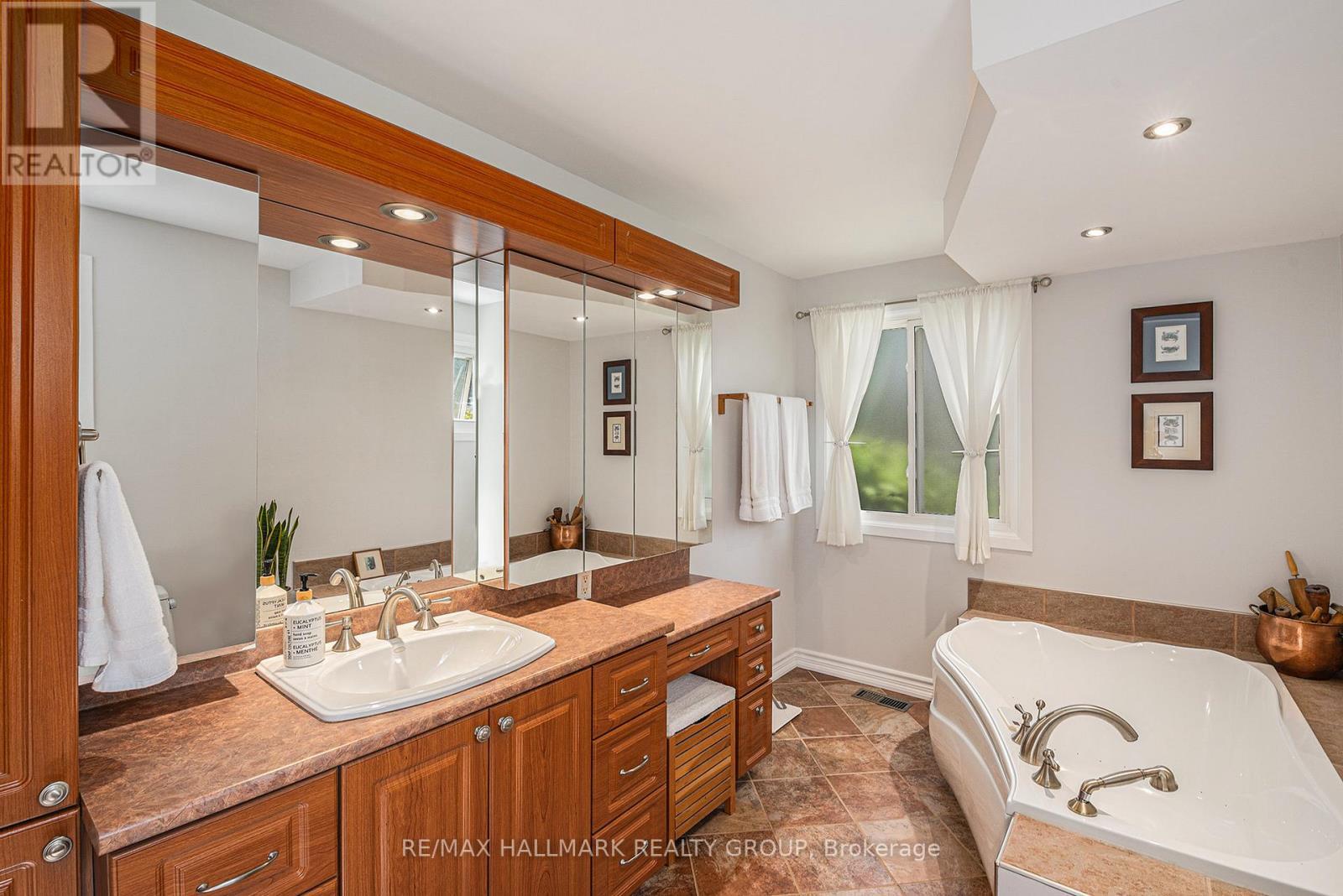 560 Buchanan Crescent, Ottawa, ON - Indoor Photo Showing Bathroom