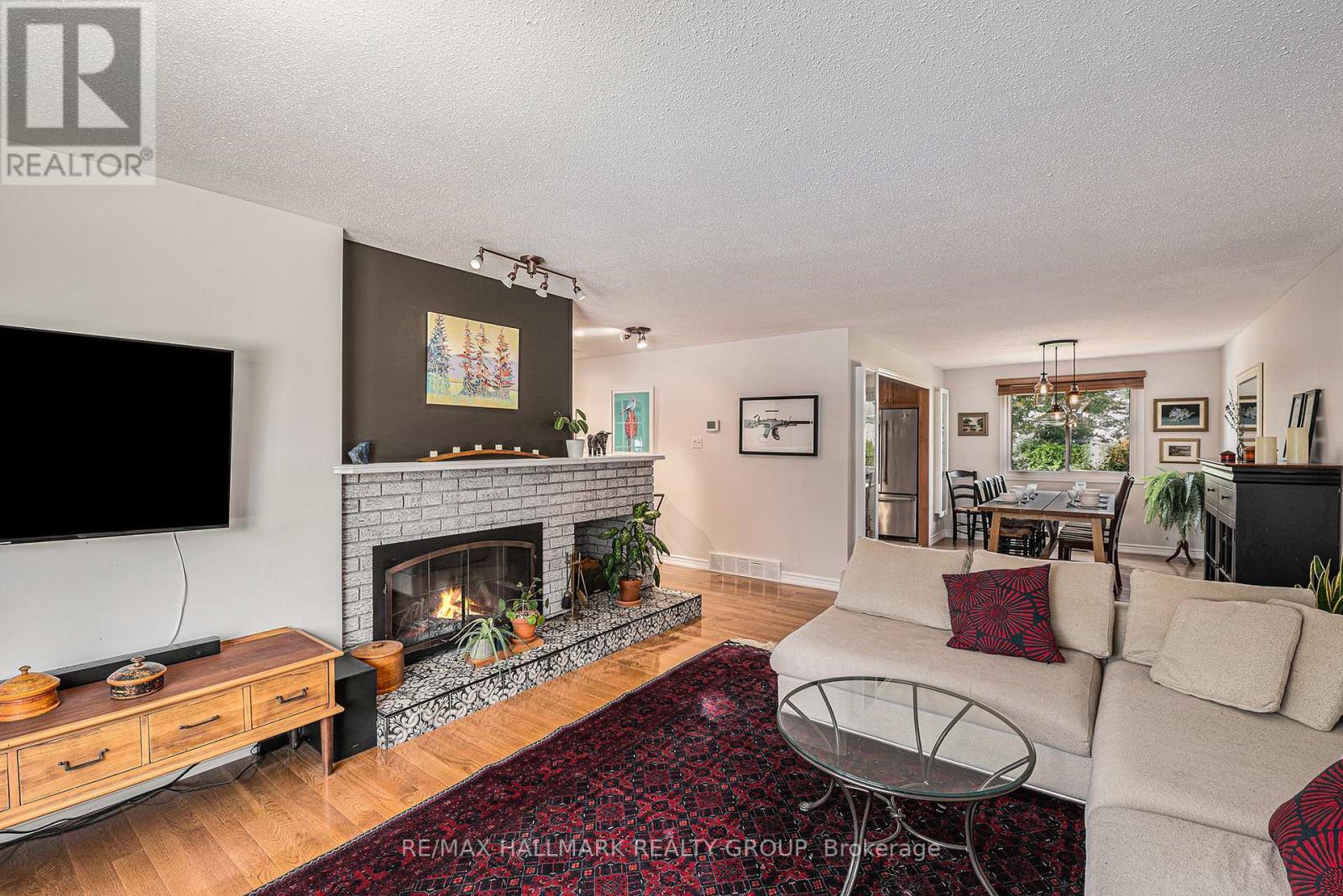 560 Buchanan Crescent, Ottawa, ON - Indoor Photo Showing Living Room With Fireplace