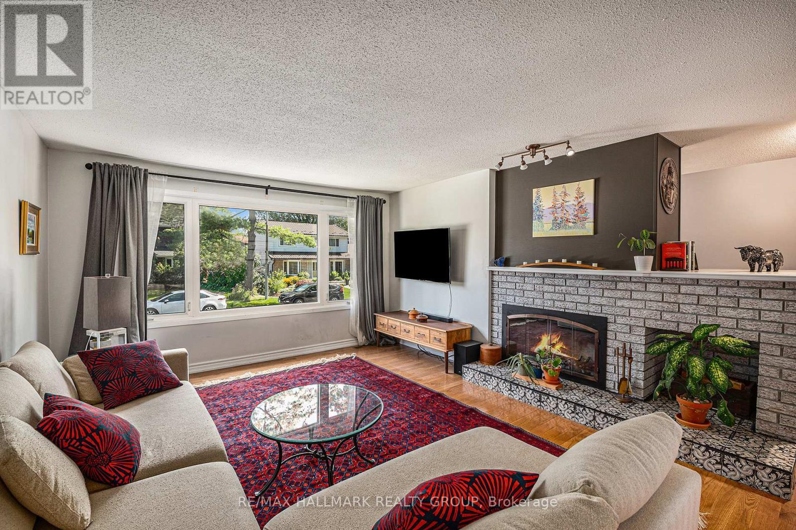 560 Buchanan Crescent, Ottawa, ON - Indoor Photo Showing Living Room With Fireplace