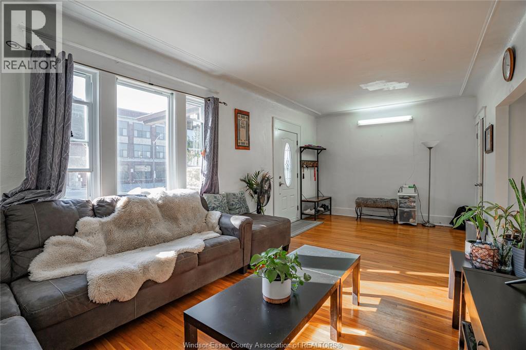 1158 Parent Avenue, Windsor, ON - Indoor Photo Showing Living Room