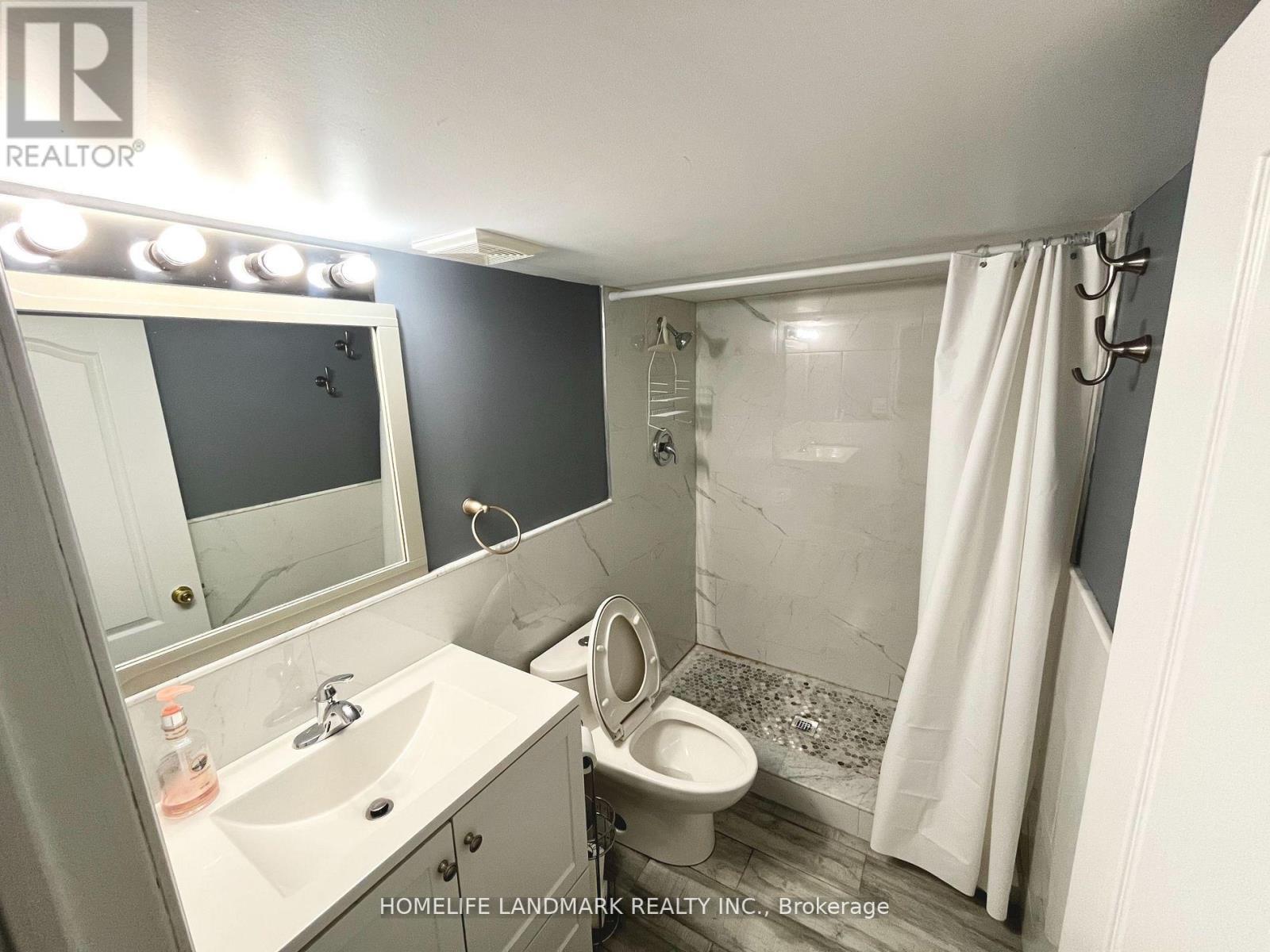 31 Leamdeadow Road, Vaughan, ON - Indoor Photo Showing Bathroom