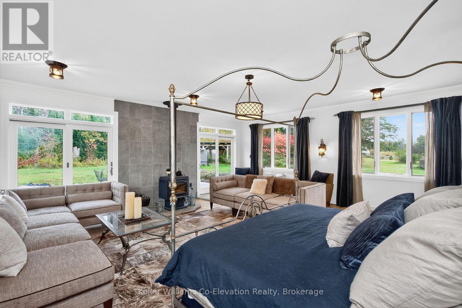 1076 Beaver Lane, Springwater, ON - Indoor Photo Showing Bedroom