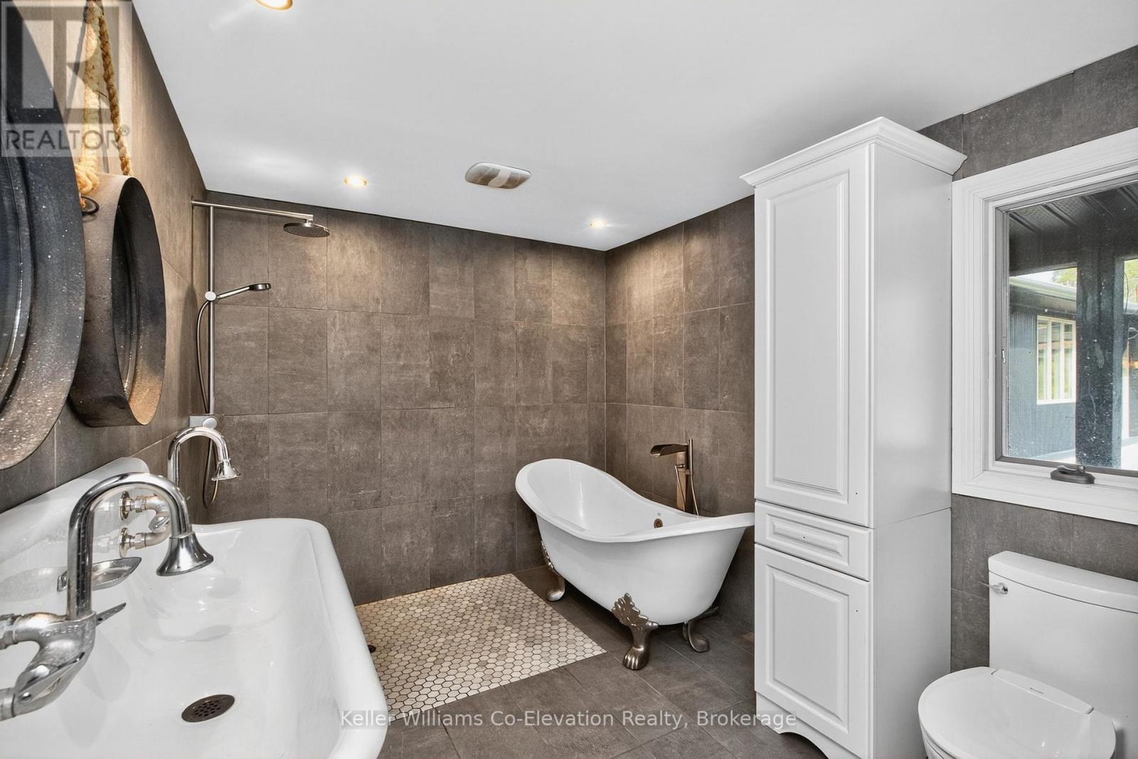 1076 Beaver Lane, Springwater, ON - Indoor Photo Showing Bathroom