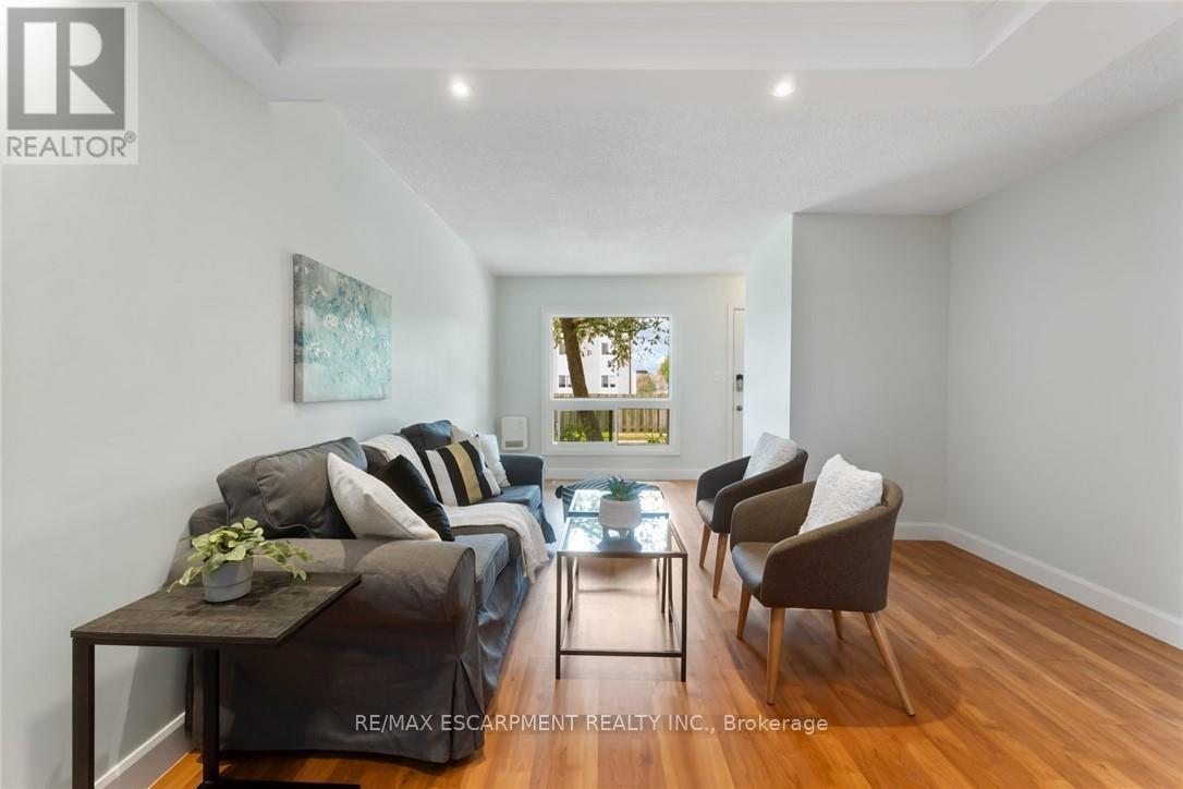 10 - 8646 Willoughby Drive, Niagara Falls, ON - Indoor Photo Showing Living Room