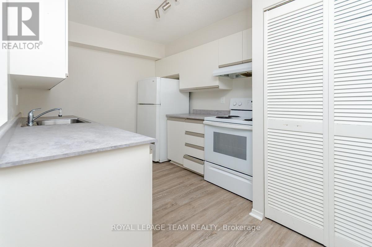 607 - 110 Forward Avenue, Ottawa, ON - Indoor Photo Showing Kitchen
