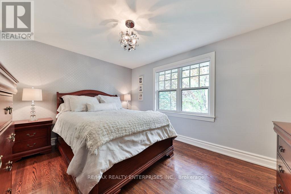 1293 Greenoaks Drive, Mississauga, ON - Indoor Photo Showing Bedroom