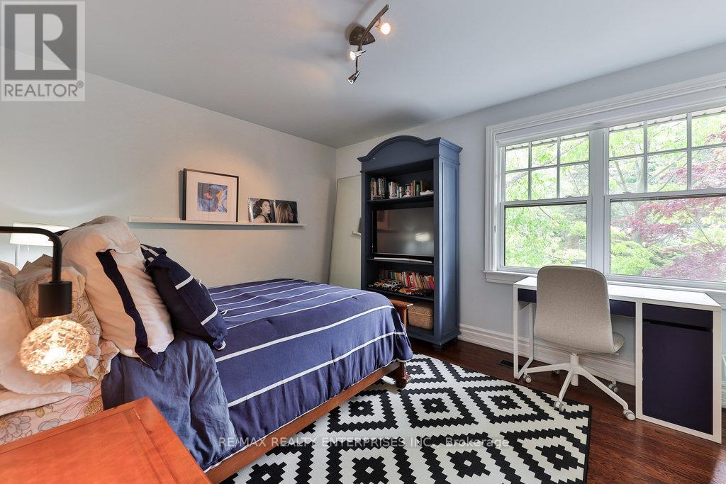1293 Greenoaks Drive, Mississauga, ON - Indoor Photo Showing Bedroom