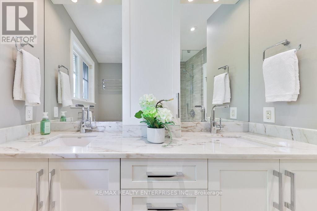 1293 Greenoaks Drive, Mississauga, ON - Indoor Photo Showing Bathroom