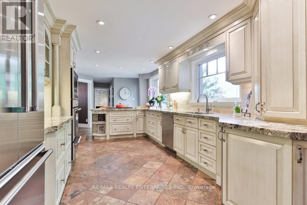 1293 Greenoaks Drive, Mississauga, ON - Indoor Photo Showing Kitchen With Upgraded Kitchen
