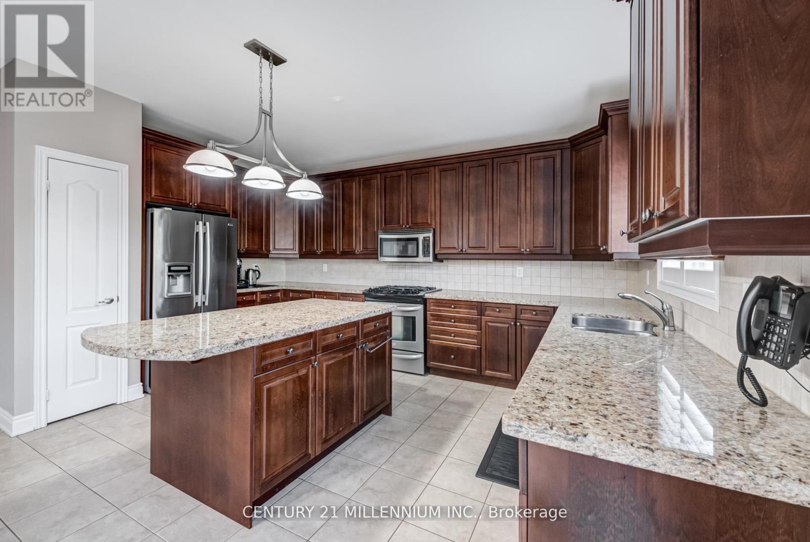 29 Eiffel Boulevard, Brampton, ON - Indoor Photo Showing Kitchen With Double Sink