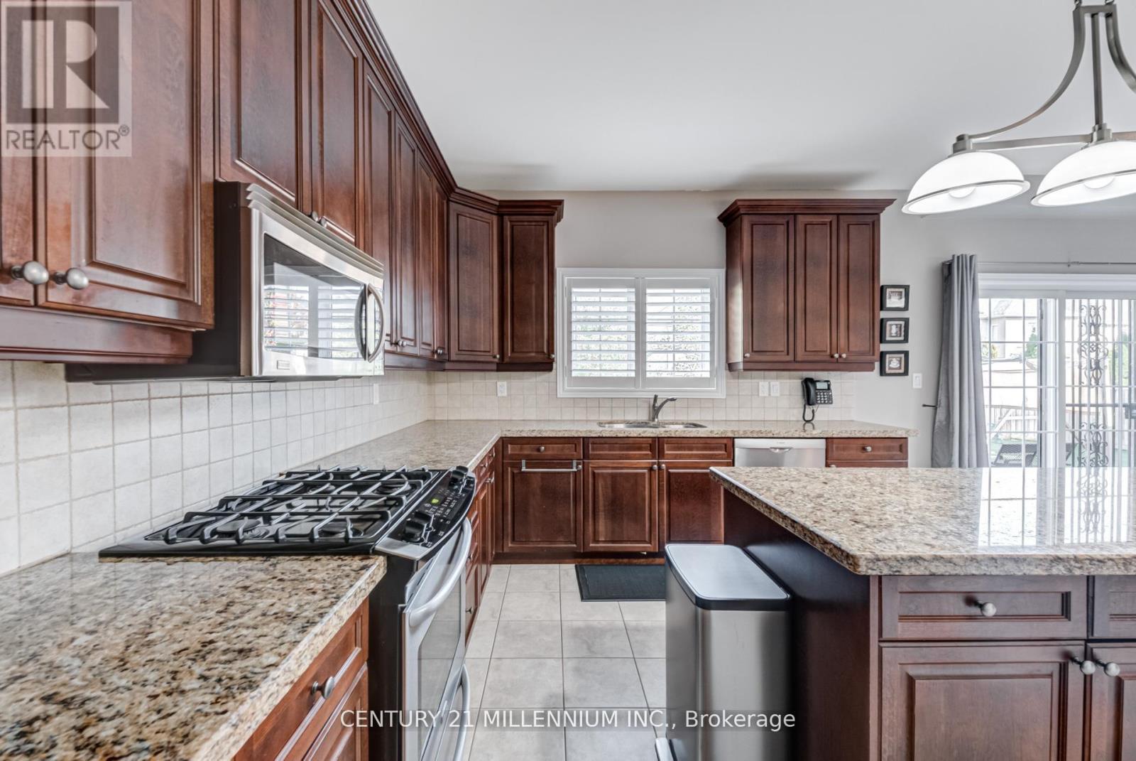 29 Eiffel Boulevard, Brampton, ON - Indoor Photo Showing Kitchen With Upgraded Kitchen