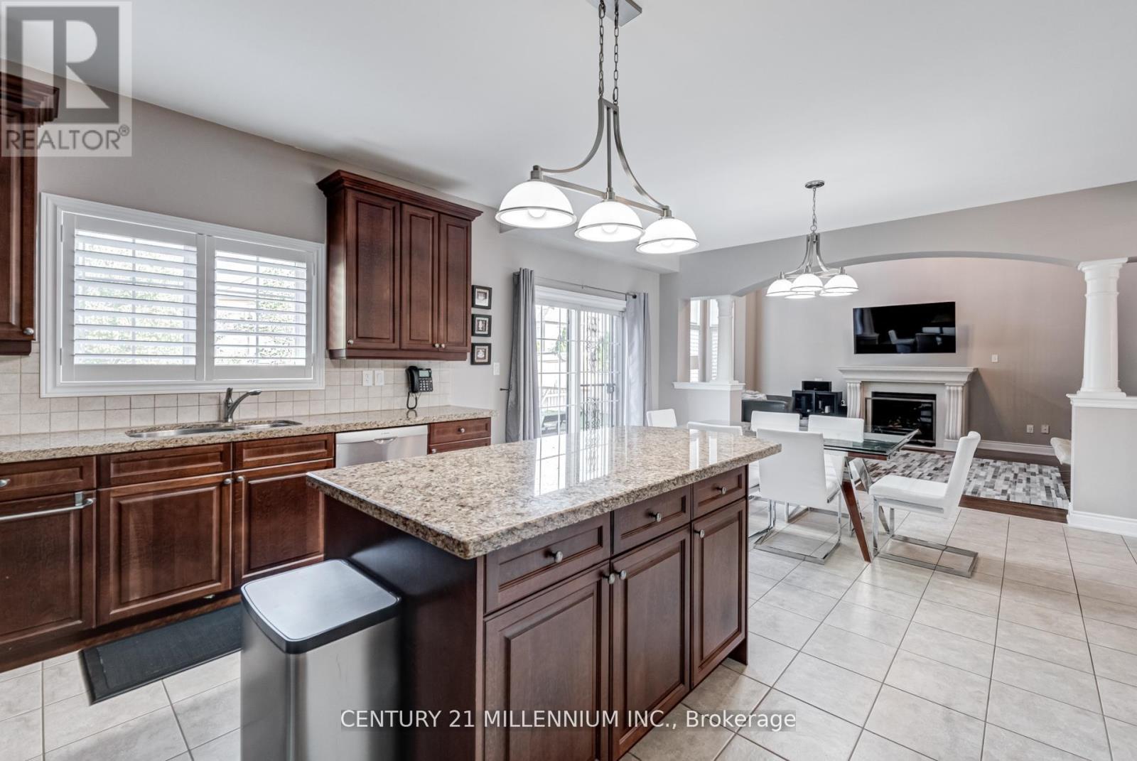 29 Eiffel Boulevard, Brampton, ON - Indoor Photo Showing Kitchen With Double Sink