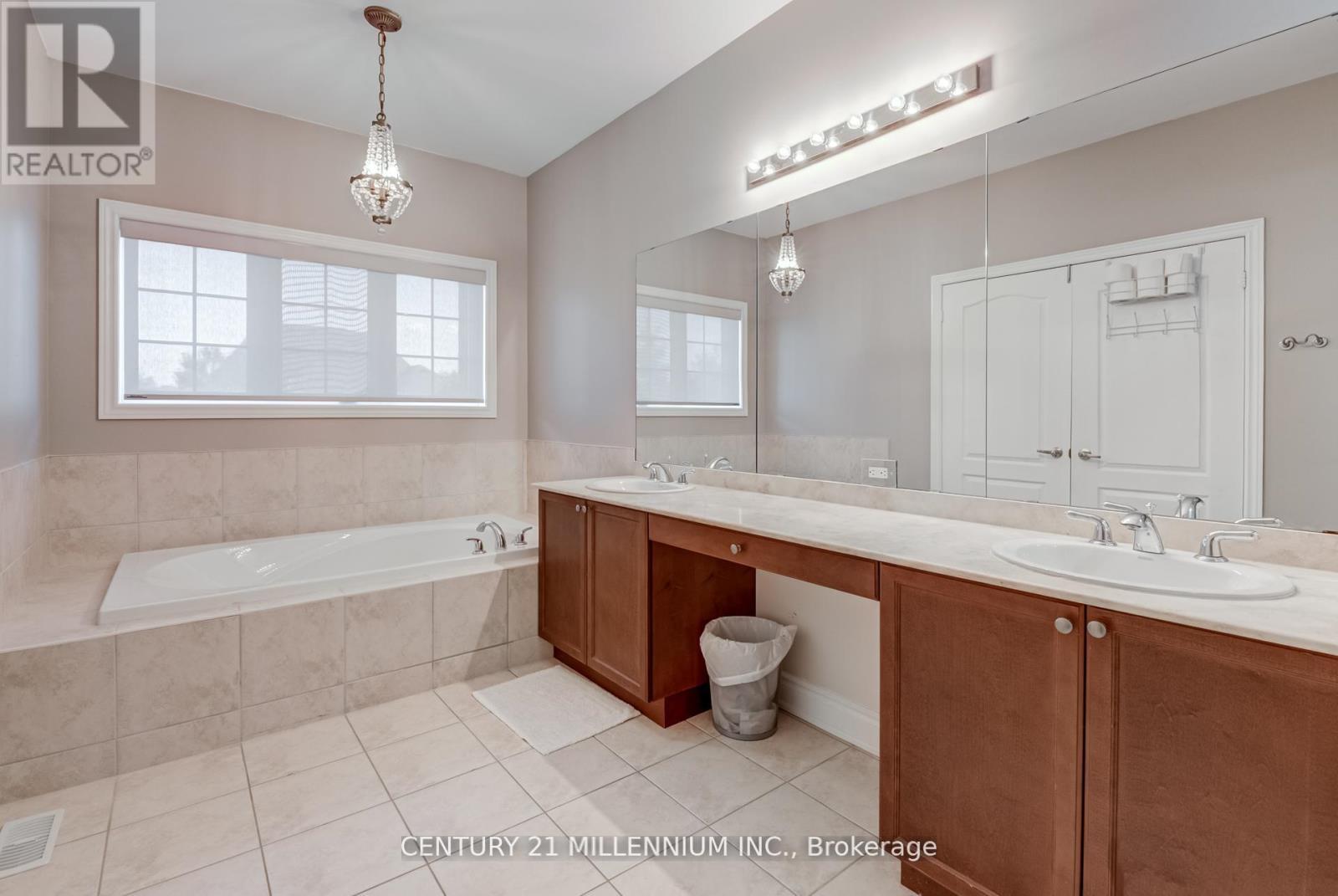 29 Eiffel Boulevard, Brampton, ON - Indoor Photo Showing Bathroom