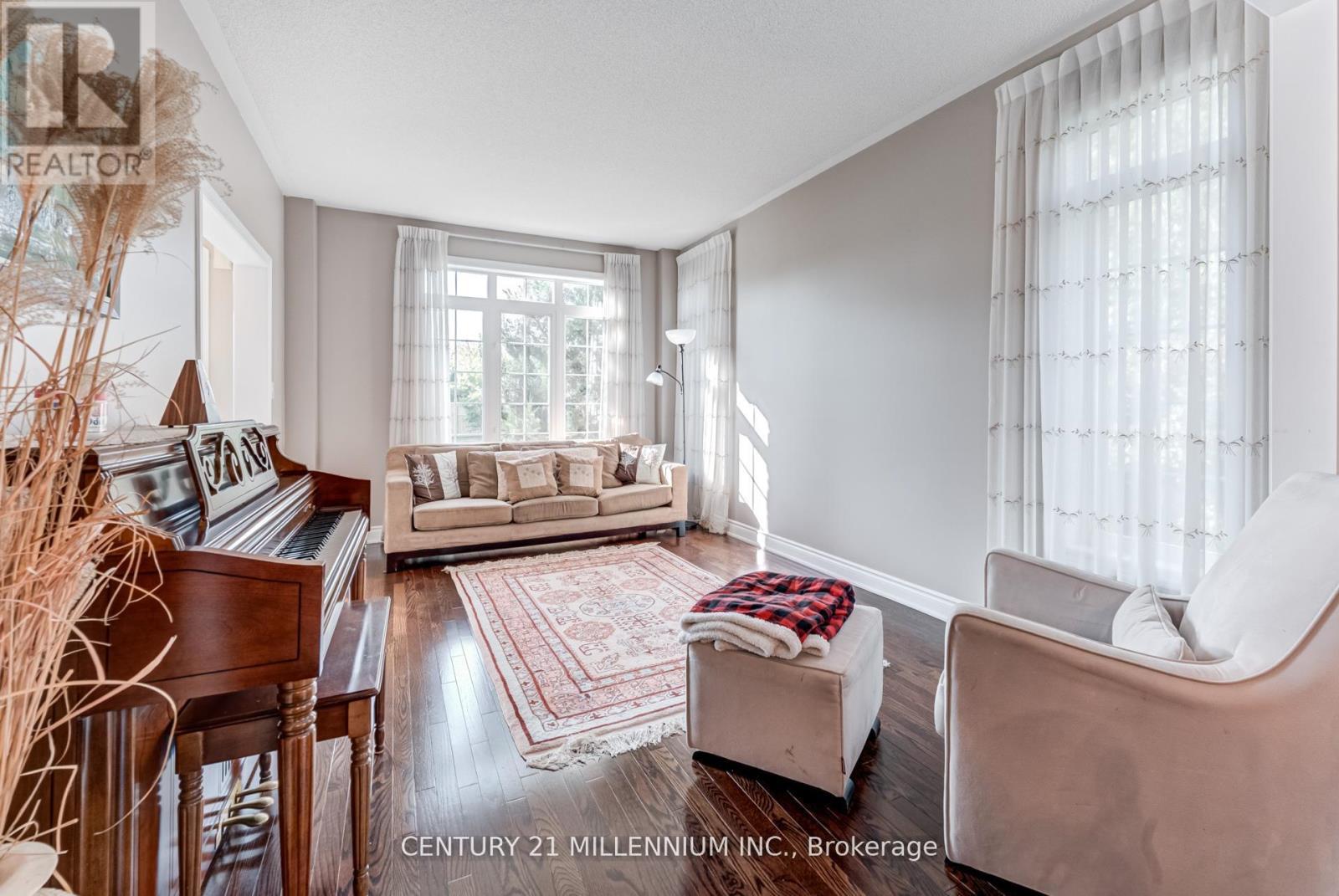 29 Eiffel Boulevard, Brampton, ON - Indoor Photo Showing Living Room