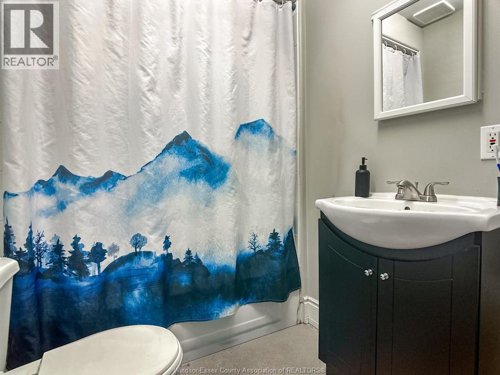 328 Gladstone, Windsor, ON - Indoor Photo Showing Bathroom