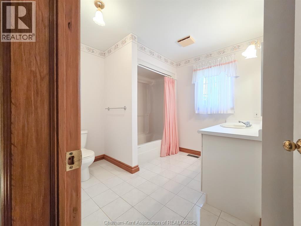 70 Braemar Boulevard, Chatham, ON - Indoor Photo Showing Bathroom