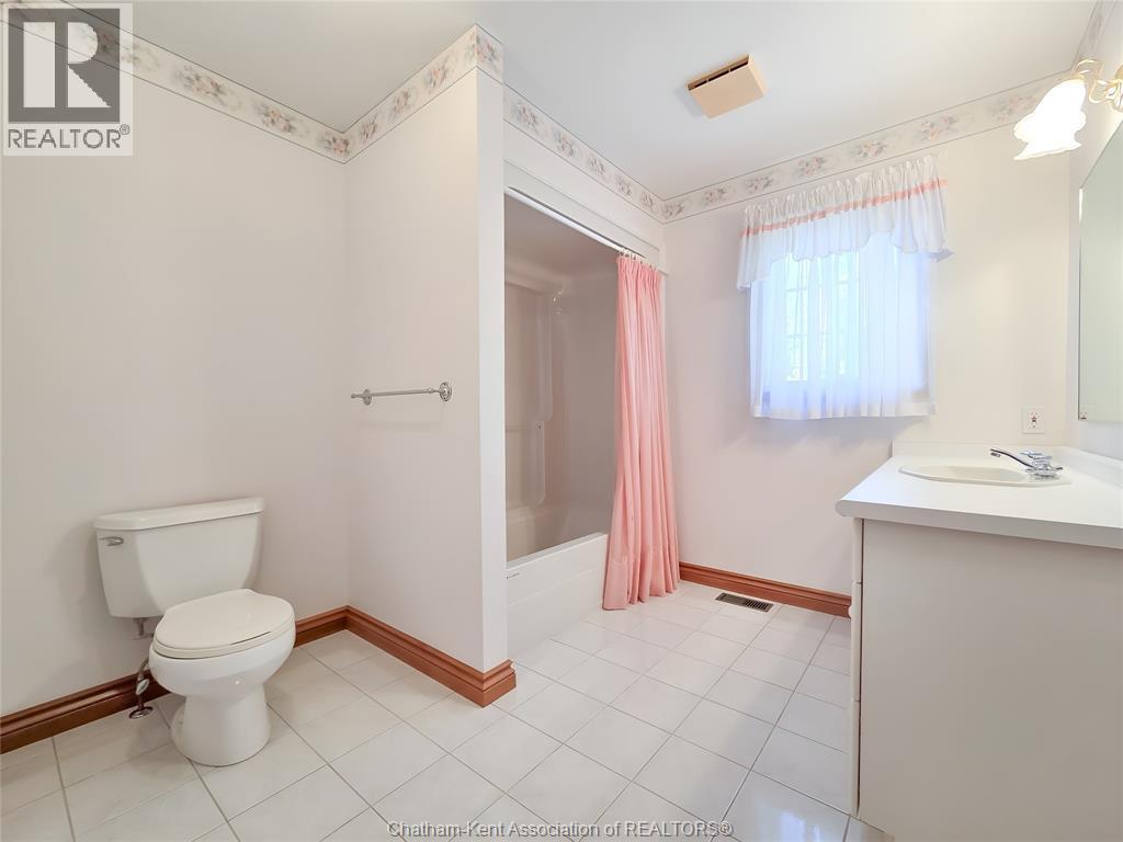 70 Braemar Boulevard, Chatham, ON - Indoor Photo Showing Bathroom