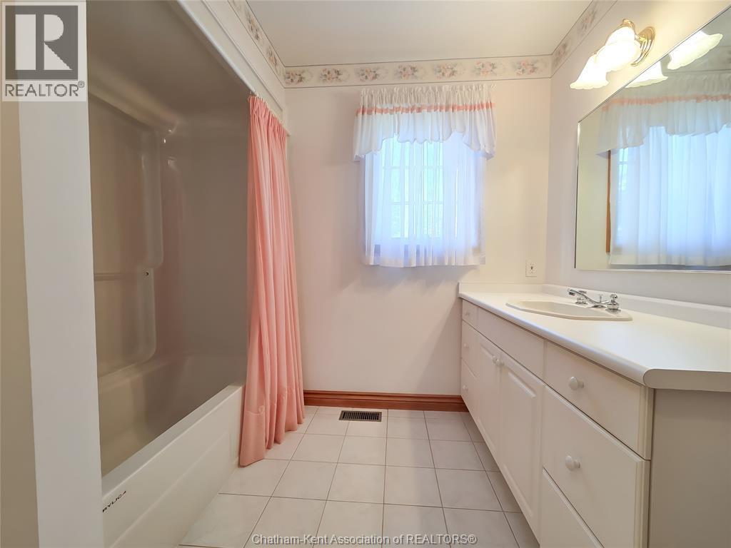 70 Braemar Boulevard, Chatham, ON - Indoor Photo Showing Bathroom