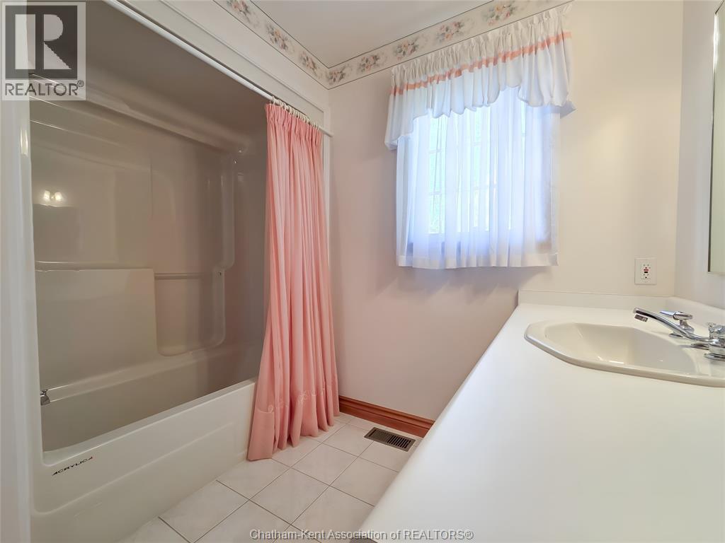 70 Braemar Boulevard, Chatham, ON - Indoor Photo Showing Bathroom