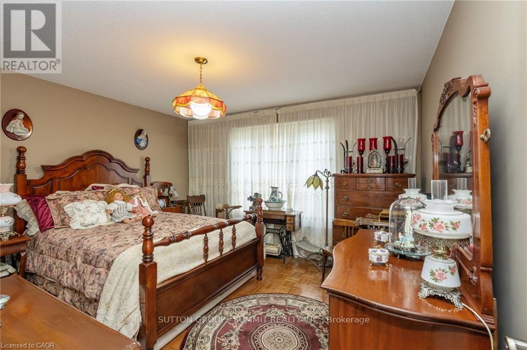 2545 Pollard Drive, Mississauga, ON - Indoor Photo Showing Bedroom