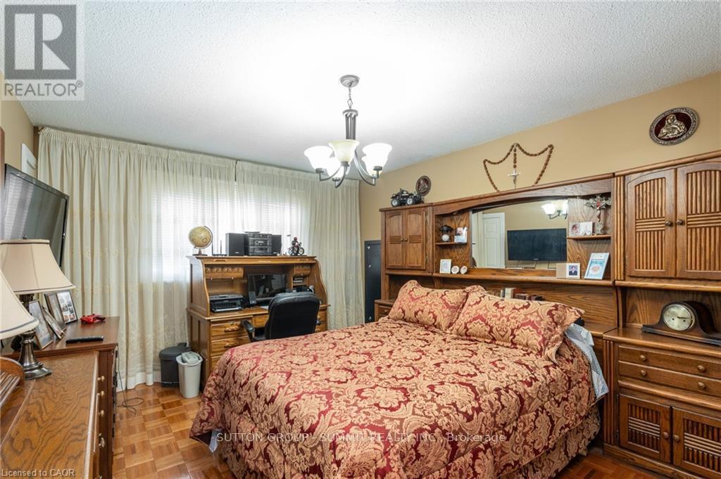 2545 Pollard Drive, Mississauga, ON - Indoor Photo Showing Bedroom