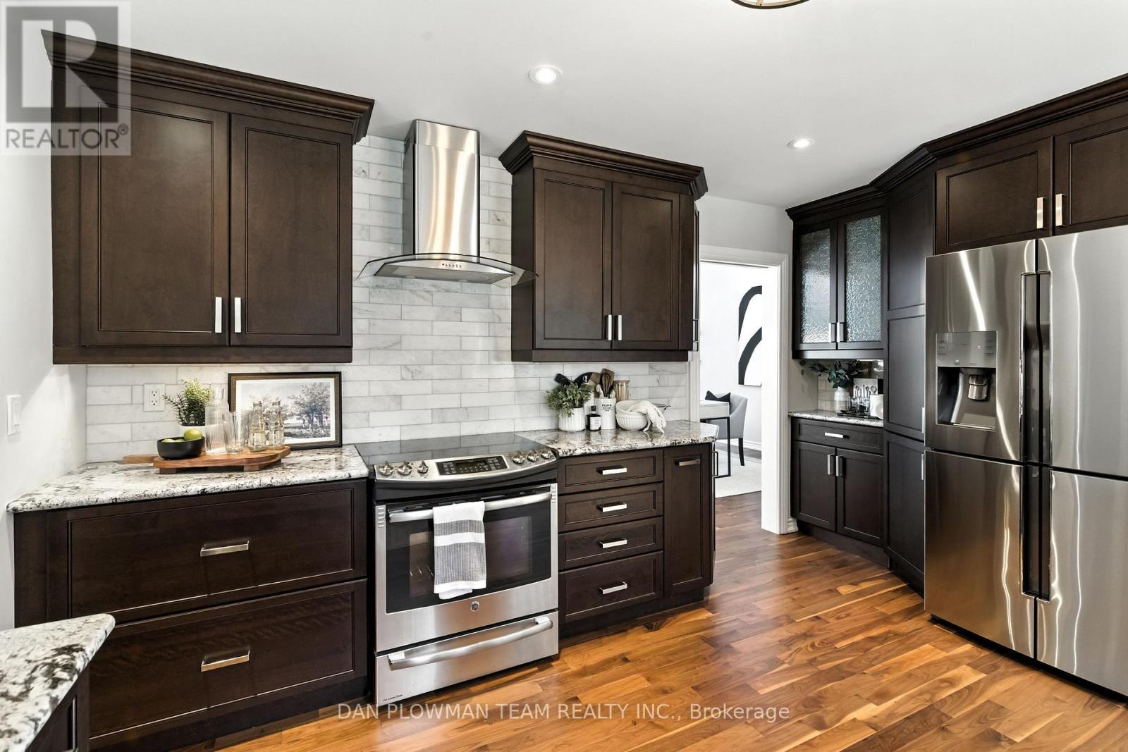 83 Sherwood Road E, Ajax, ON - Indoor Photo Showing Kitchen With Upgraded Kitchen