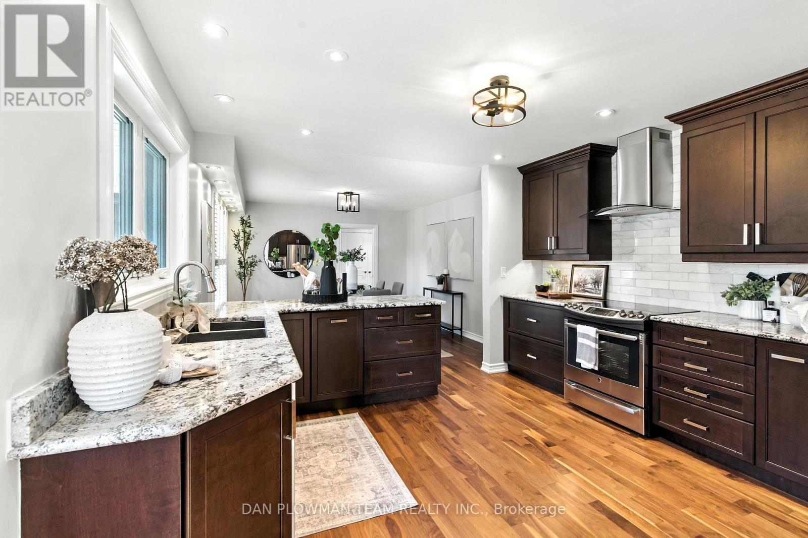 83 Sherwood Road E, Ajax, ON - Indoor Photo Showing Kitchen With Upgraded Kitchen