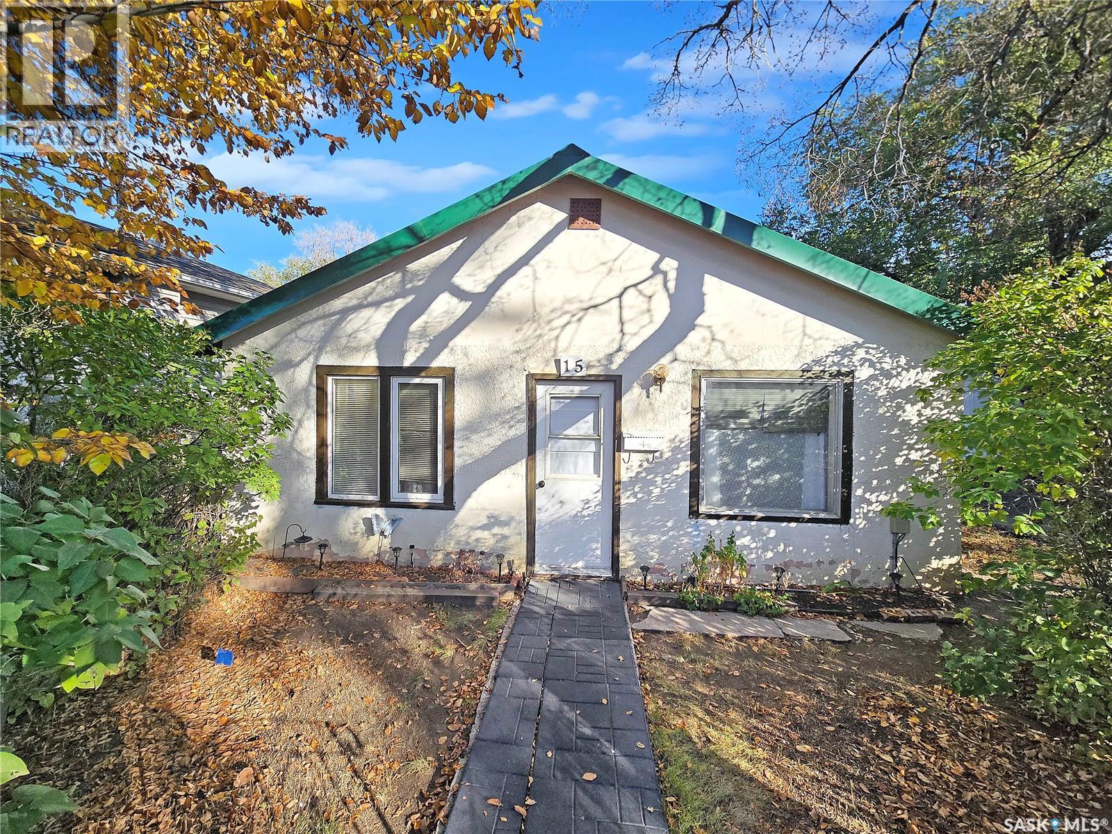 15 10Th Avenue Ne, Swift Current, SK - Outdoor