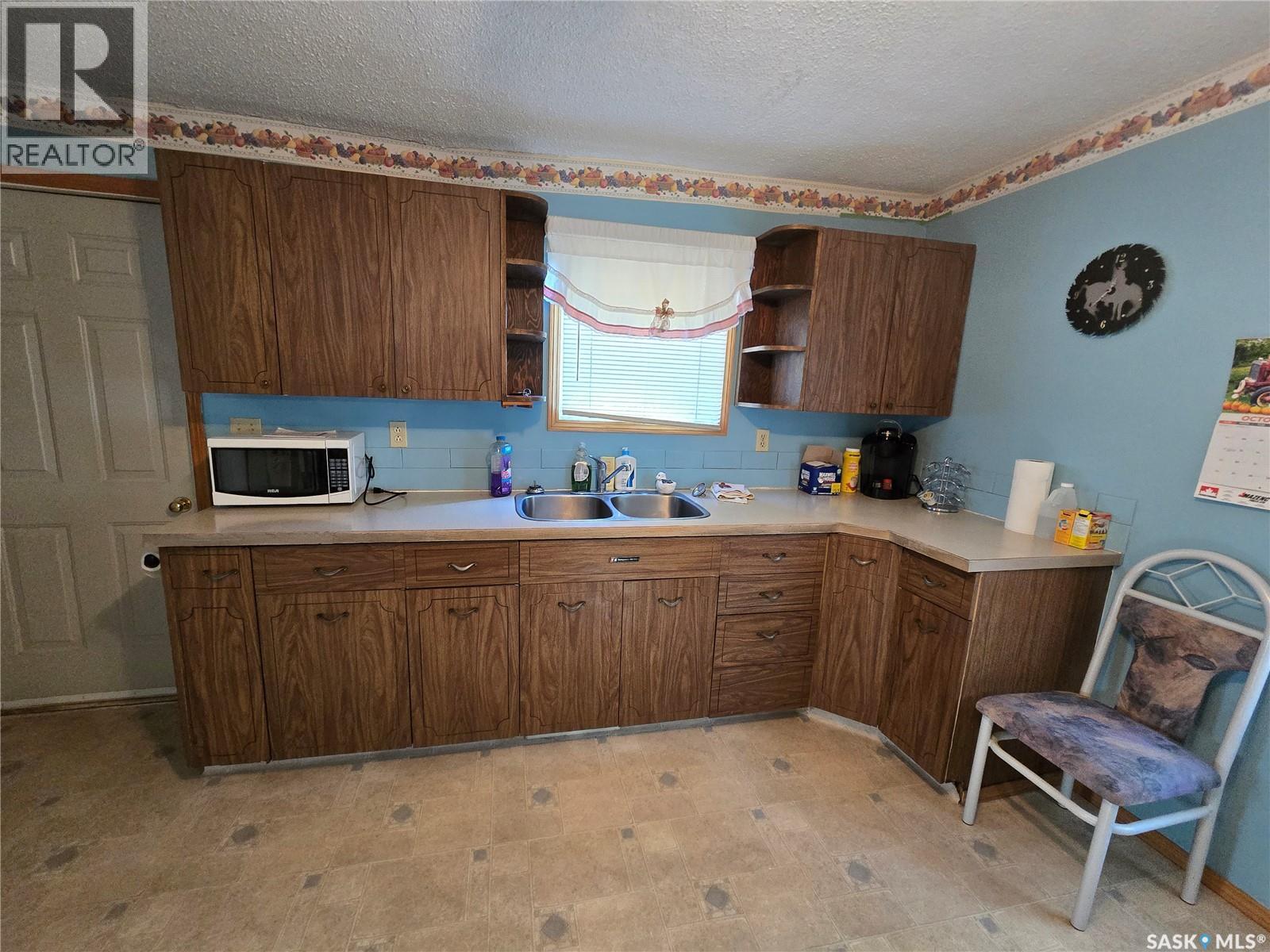 15 10Th Avenue Ne, Swift Current, SK - Indoor Photo Showing Kitchen With Double Sink
