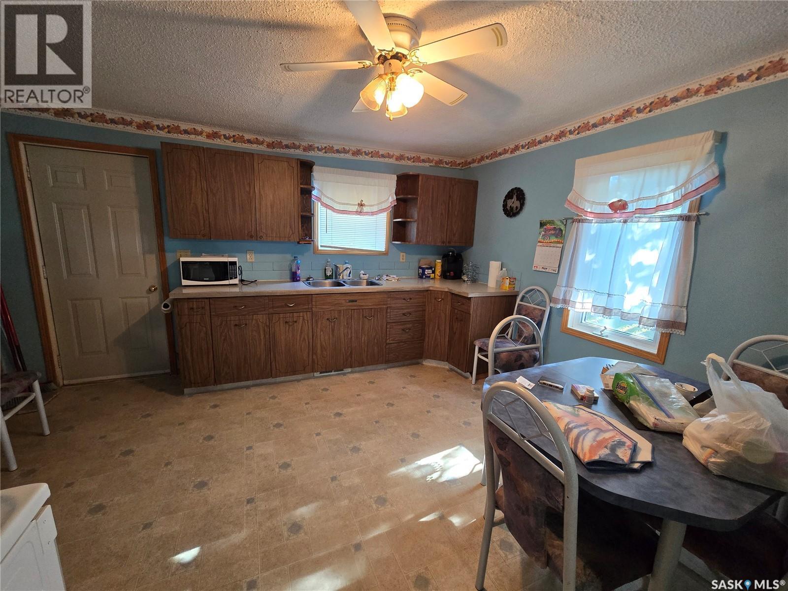 15 10Th Avenue Ne, Swift Current, SK - Indoor Photo Showing Kitchen With Double Sink
