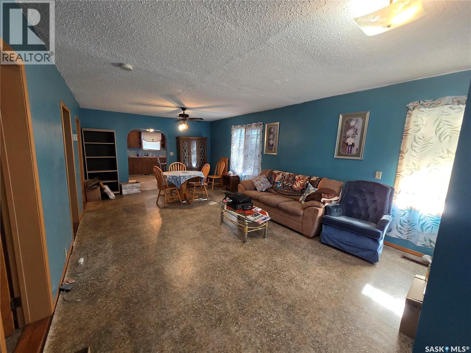 15 10Th Avenue Ne, Swift Current, SK - Indoor Photo Showing Living Room