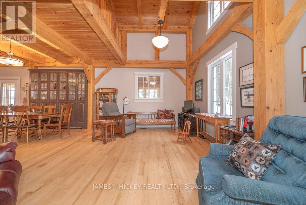 313 Meilleur'S Road, Laurentian Hills, ON - Indoor Photo Showing Living Room